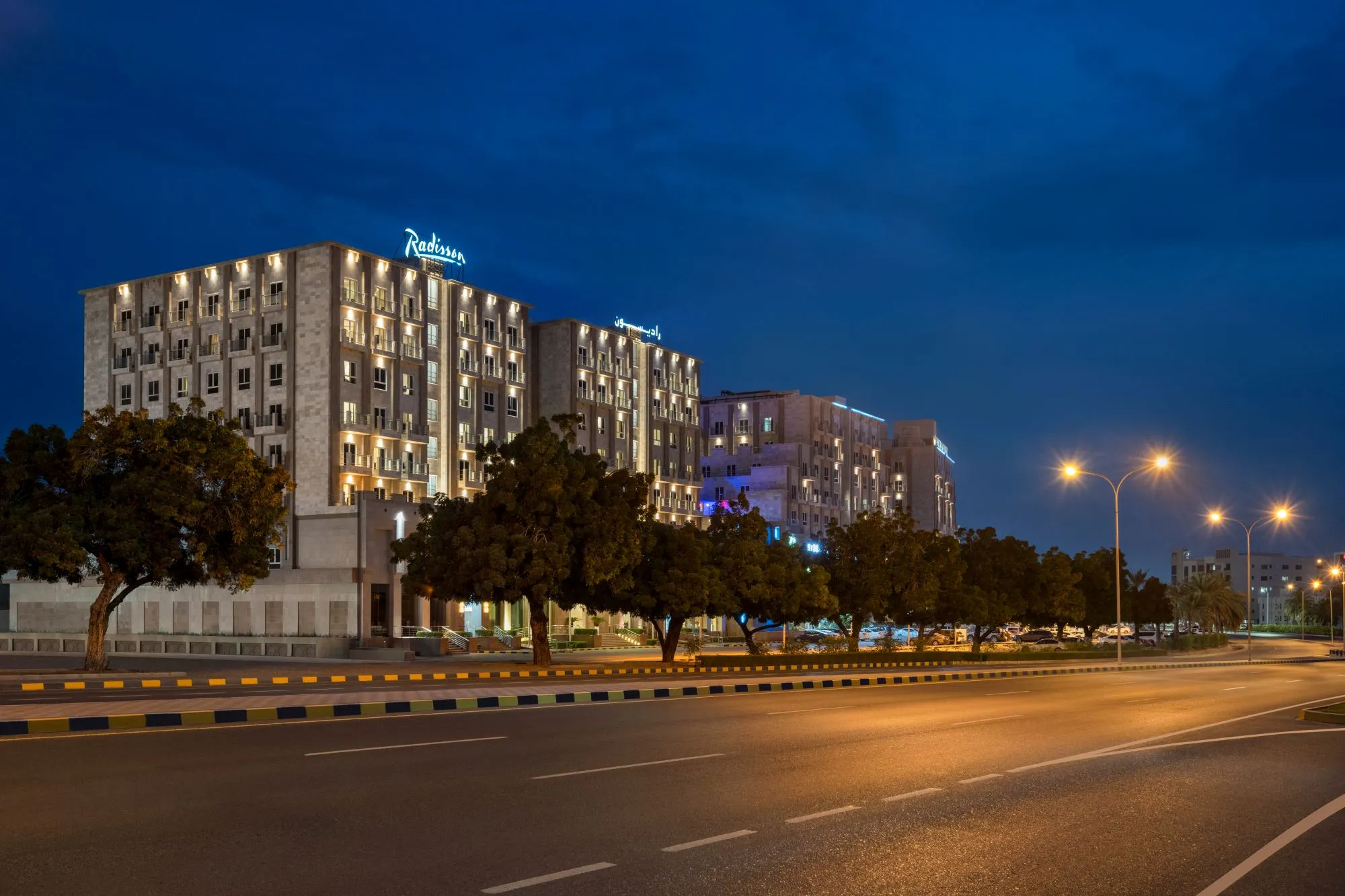 Hotel bei Nacht an einer Straße